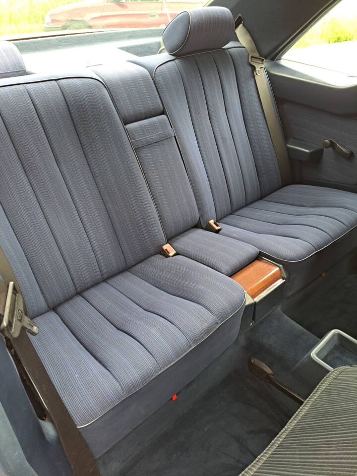 Image 11/12 of Mercedes-Benz 230 CE (1989)