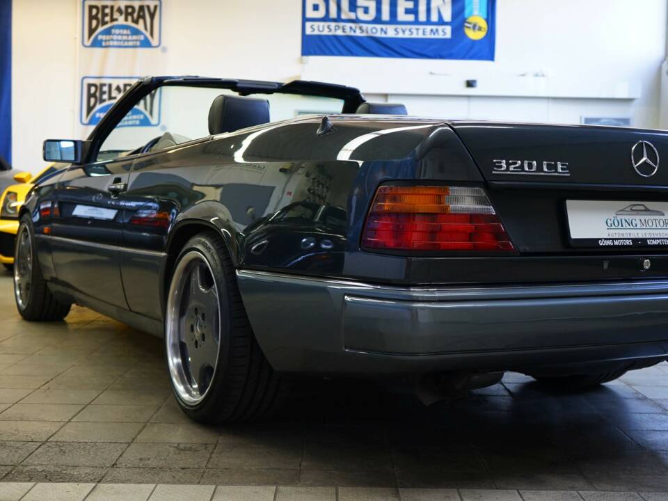 Immagine 8/30 di Mercedes-Benz 320 CE (1993)