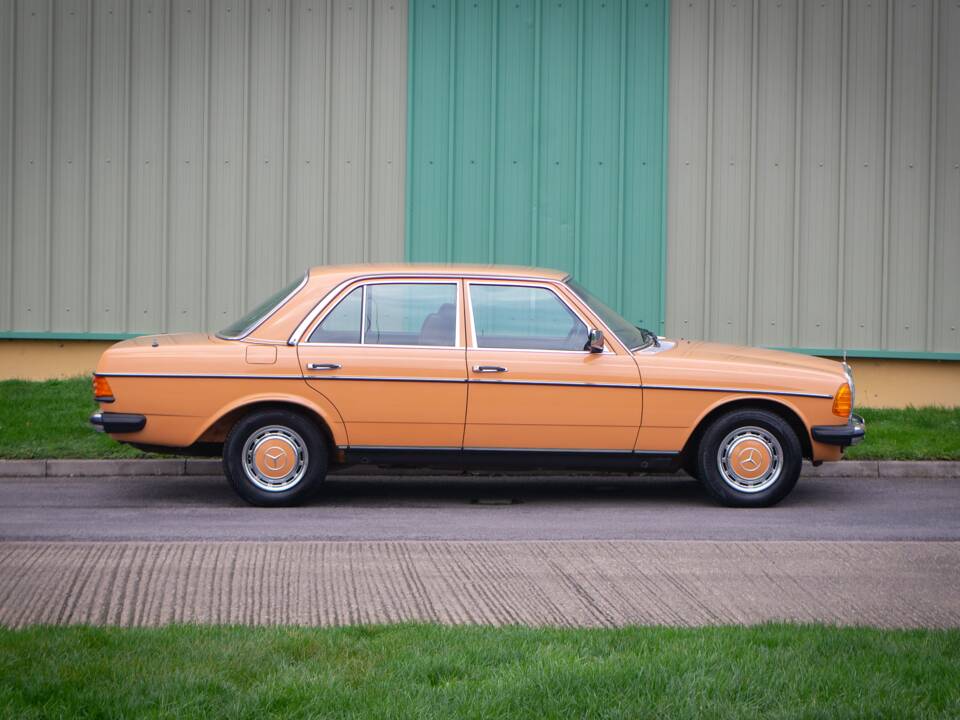 Image 4/32 of Mercedes-Benz 250 (1978)