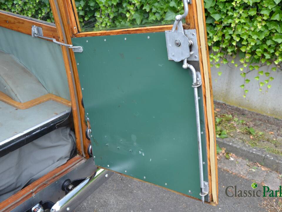 Image 34/50 of Morris Minor 1000 Traveller (1964)