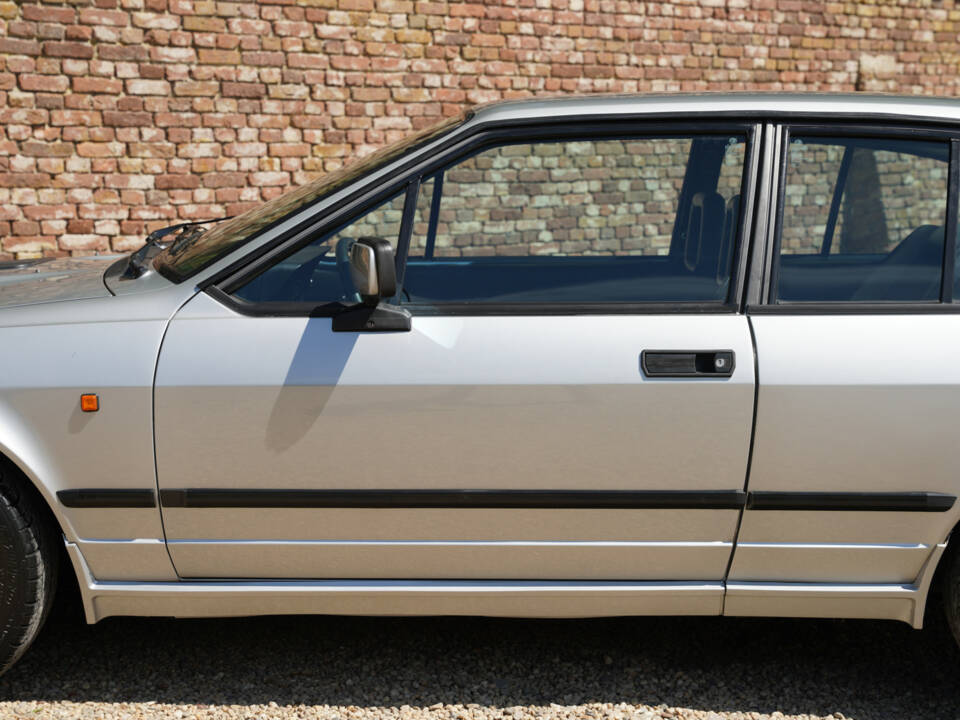 Image 12/50 of Alfa Romeo GTV 6 2.5 (1983)