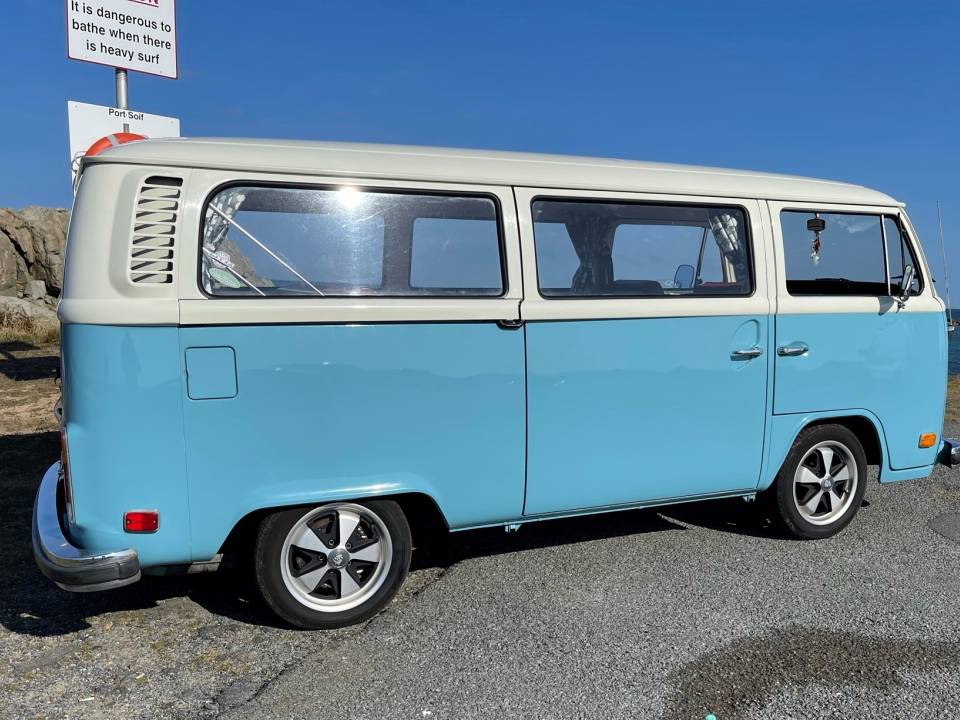 Immagine 2/13 di Volkswagen T2b Camper (1973)