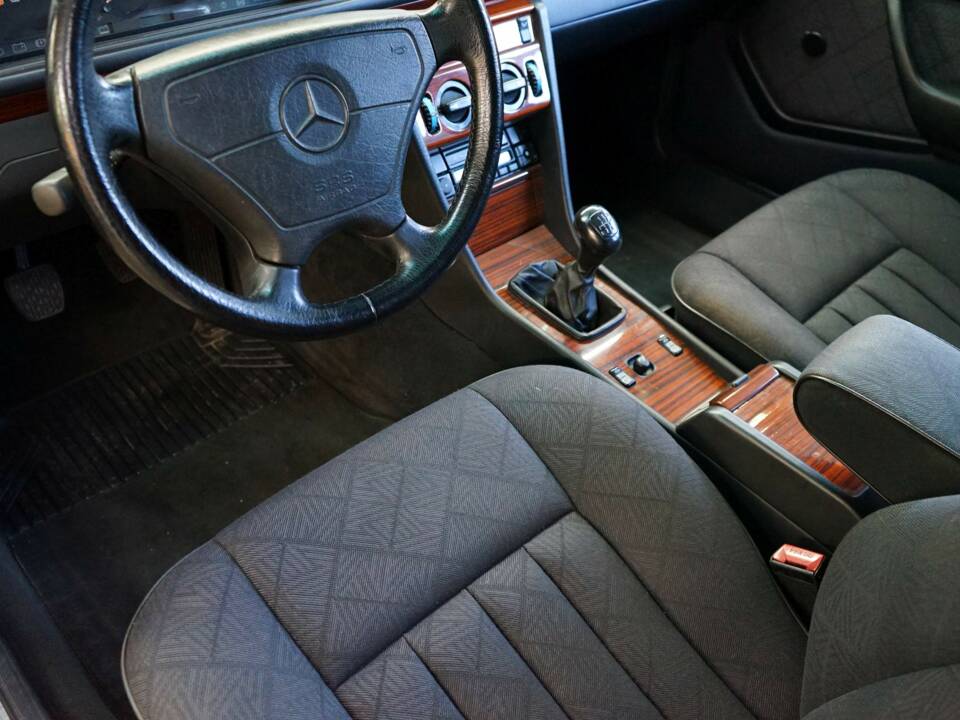 Image 21/33 of Mercedes-Benz E 300 Diesel (1994)