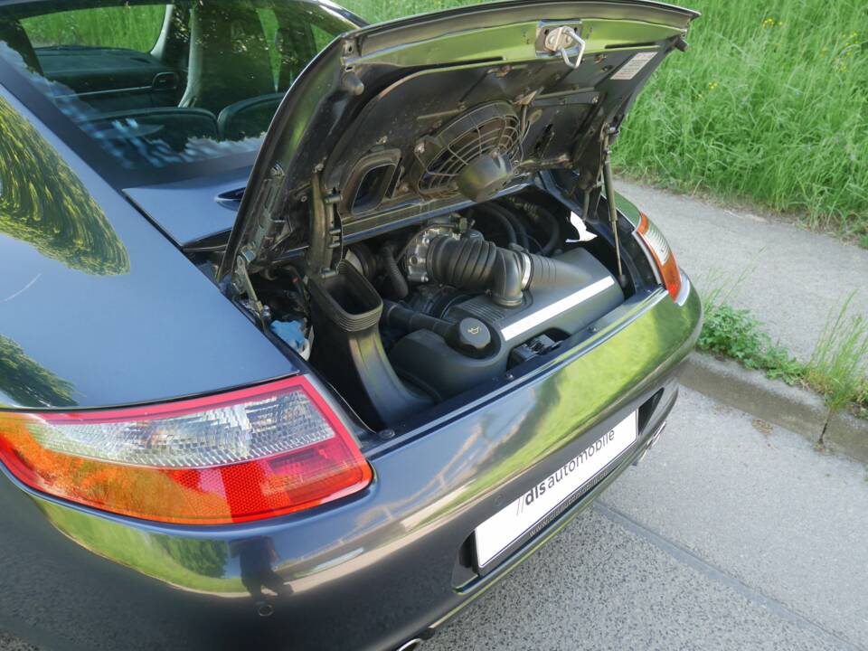 Image 22/33 of Porsche 911 Carrera S (2005)