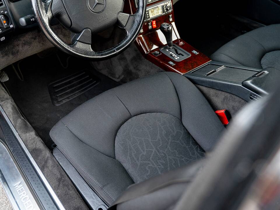 Image 25/47 of Mercedes-Benz SL 280 (1996)