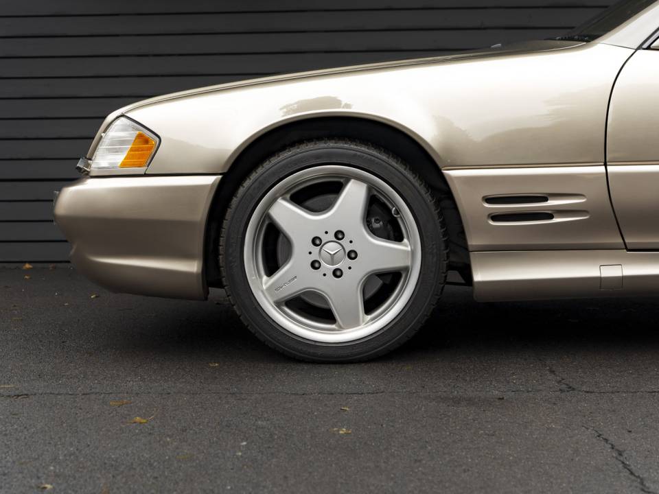Immagine 11/38 di Mercedes-Benz SL 500 (2001)