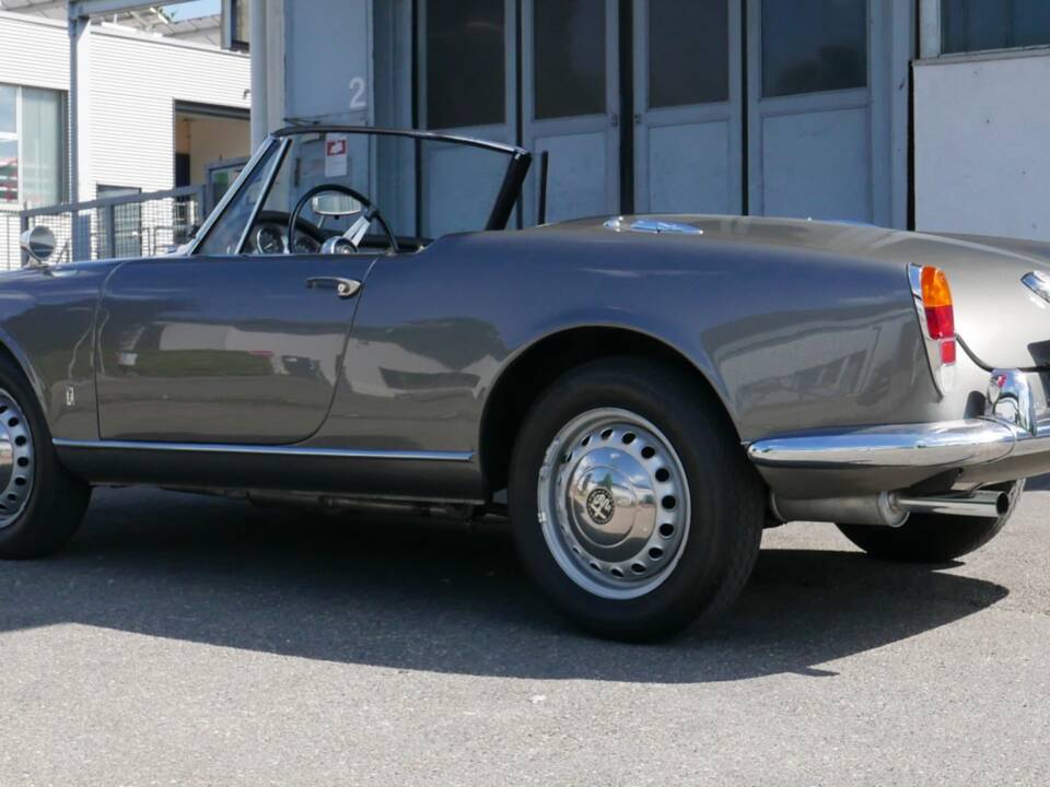 Image 2/68 of Alfa Romeo Giulia 1600 Spider (1964)