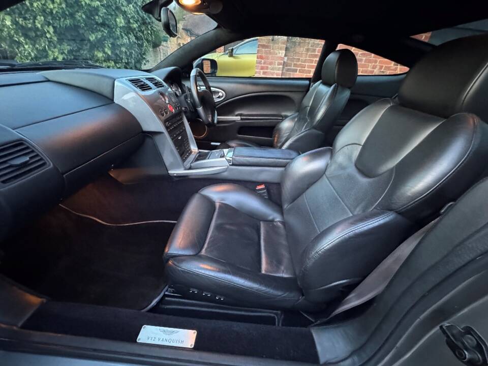 Image 22/29 of Aston Martin V12 Vanquish (2002)