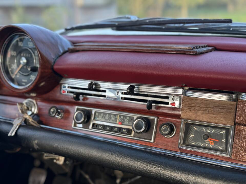 Image 65/132 of Mercedes-Benz 220 SE b (1963)