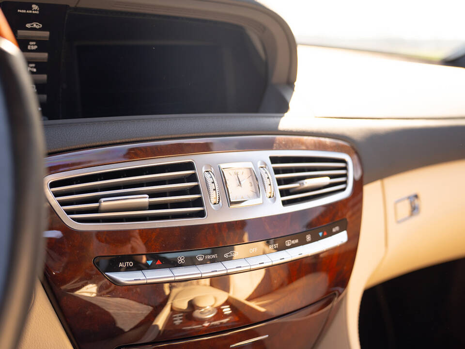 Image 50/67 of Mercedes-Benz CL 500 (2006)