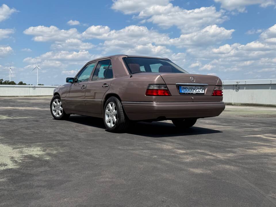 Immagine 8/13 di Mercedes-Benz E 220 (1994)