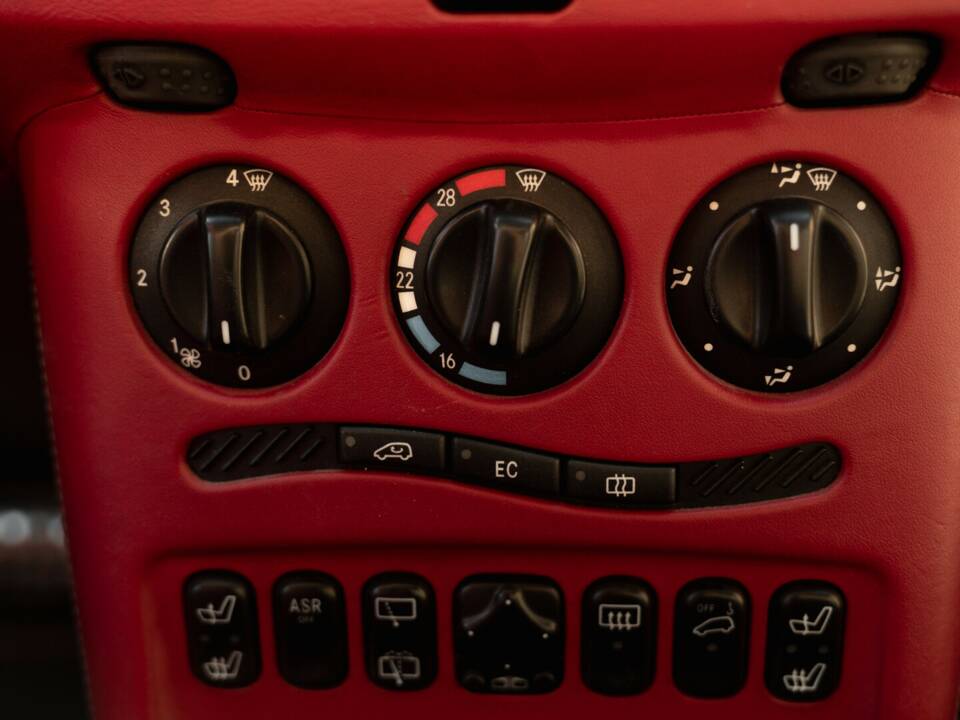 Image 27/41 of Mercedes-Benz A 160 "F1 Häkkinen Edition" (1999)