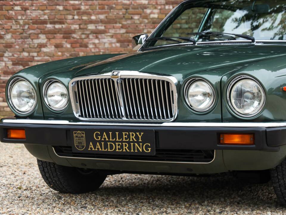 Image 34/50 of Jaguar XJ 6 4.2 (1985)