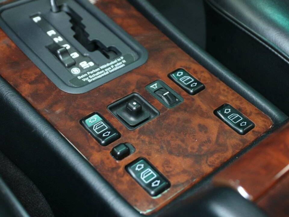 Immagine 28/50 di Mercedes-Benz 560 SEC (1990)