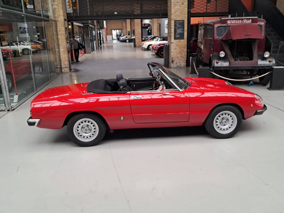Image 6/38 of Alfa Romeo 2000 Spider Veloce (1978)