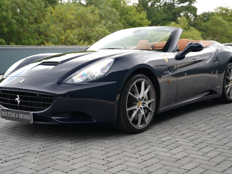 Image 41/50 de Ferrari California (2012)