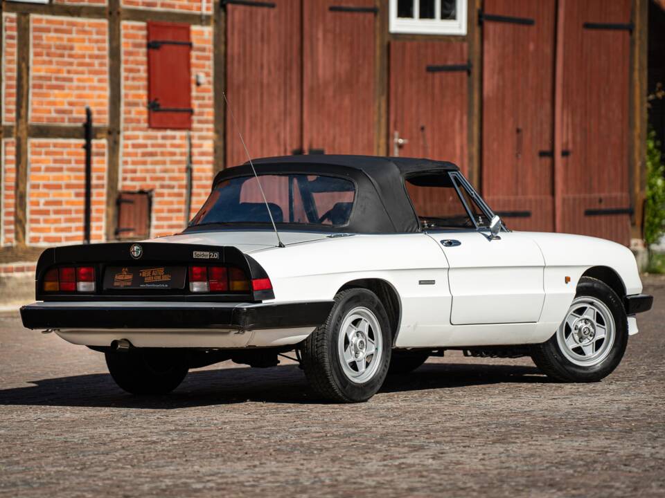 Image 15/40 of Alfa Romeo 2.0 Spider (1987)