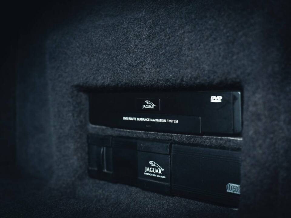 Image 15/15 of Jaguar XKR "Silverstone" (2000)