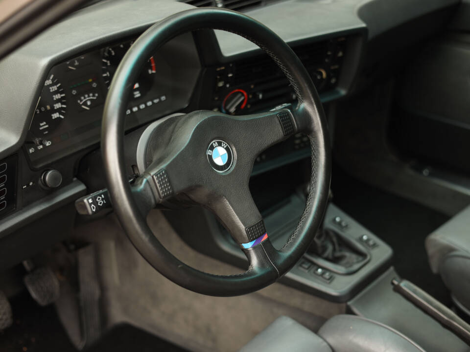 Image 30/99 of BMW M 635 CSi (1988)