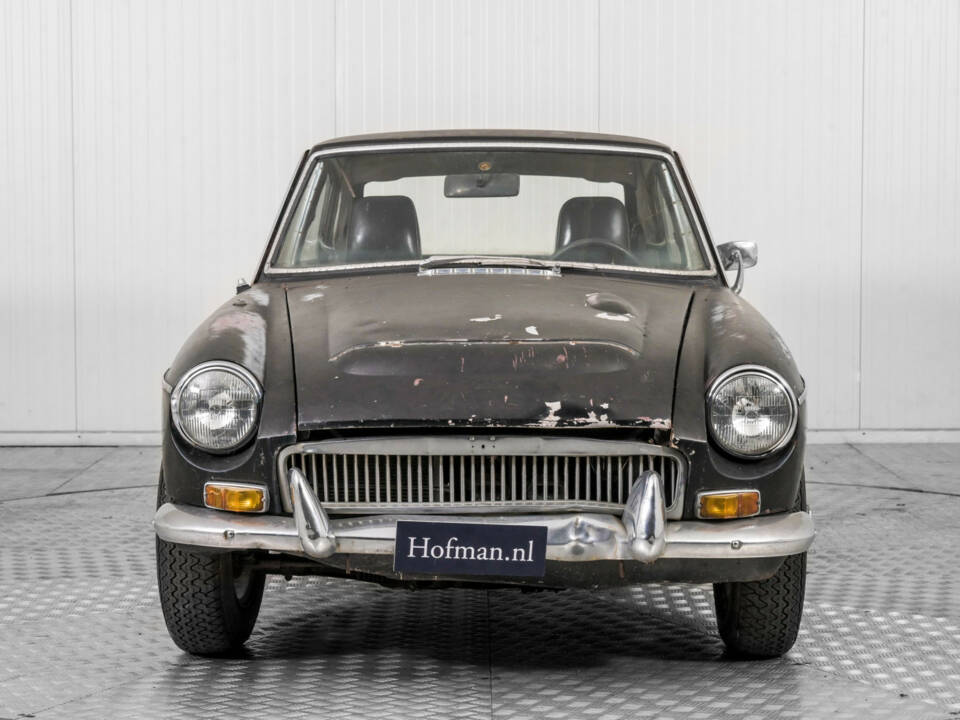 Image 16/50 of MG MGC GT (1969)