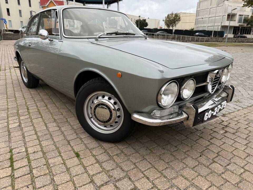 Image 27/53 of Alfa Romeo 1750 GT Veloce (1971)