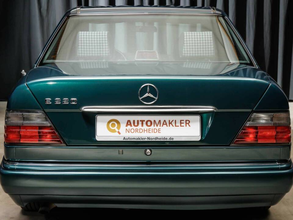 Bild 34/40 von Mercedes-Benz E 220 (1995)