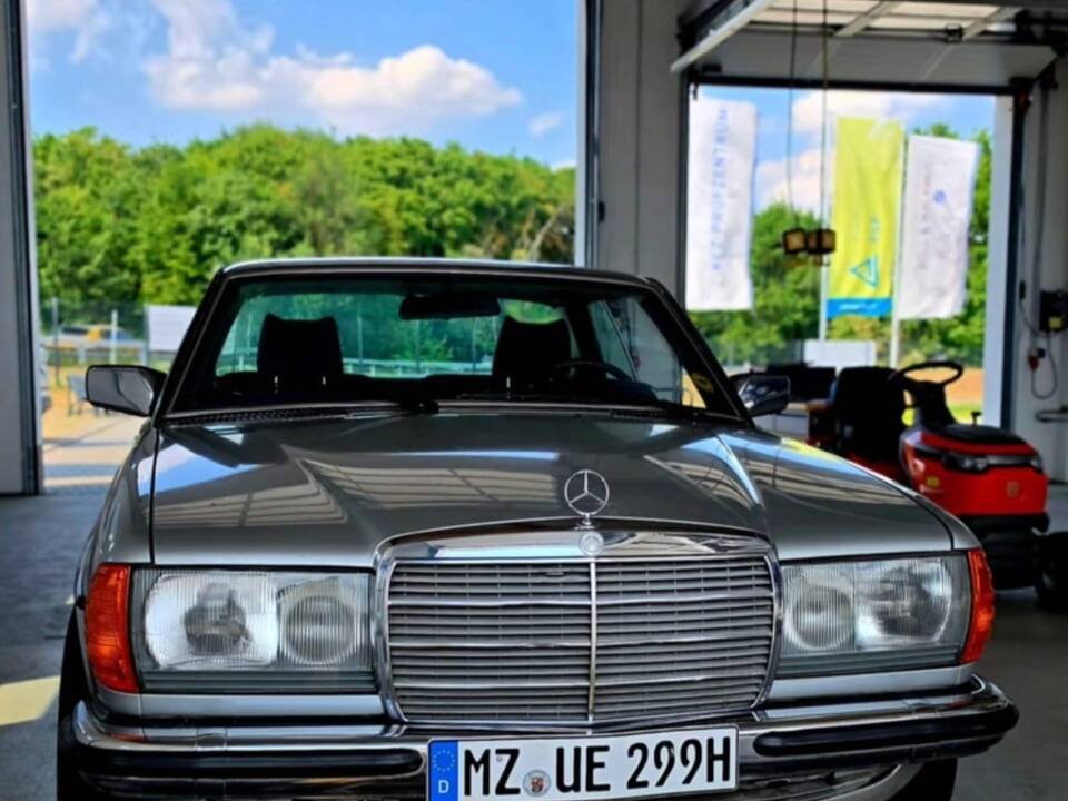 Image 2/6 of Mercedes-Benz 230 C (1978)