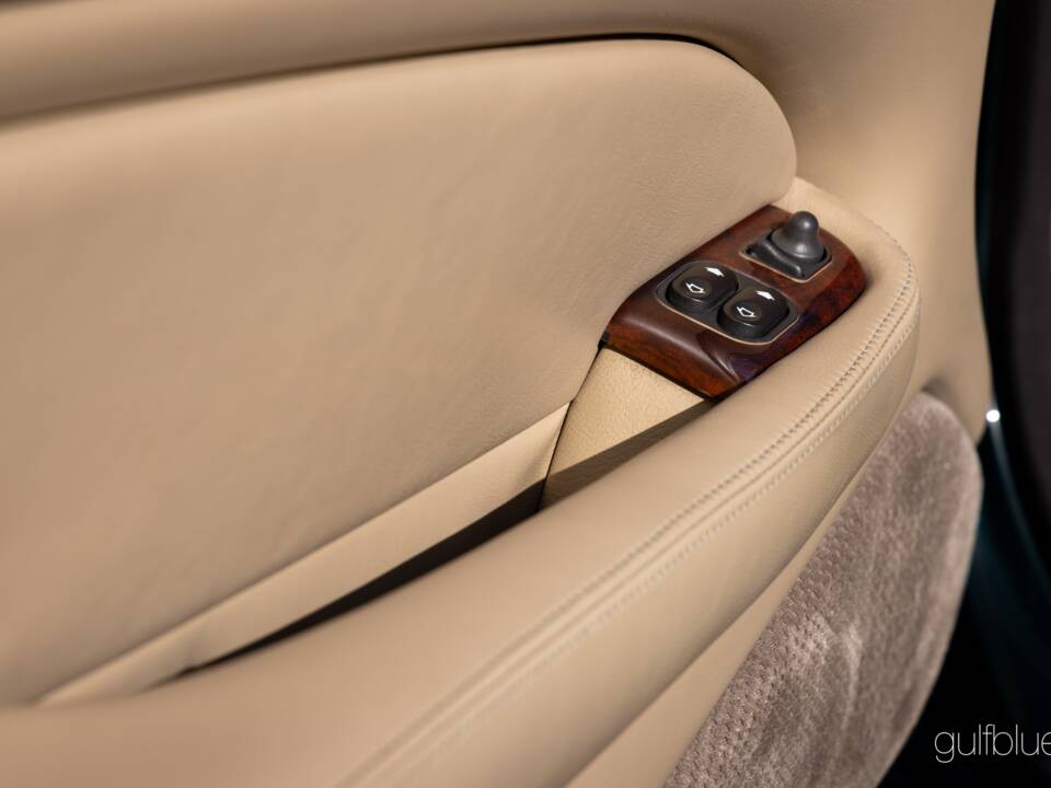 Image 33/70 of Jaguar XKR (2004)