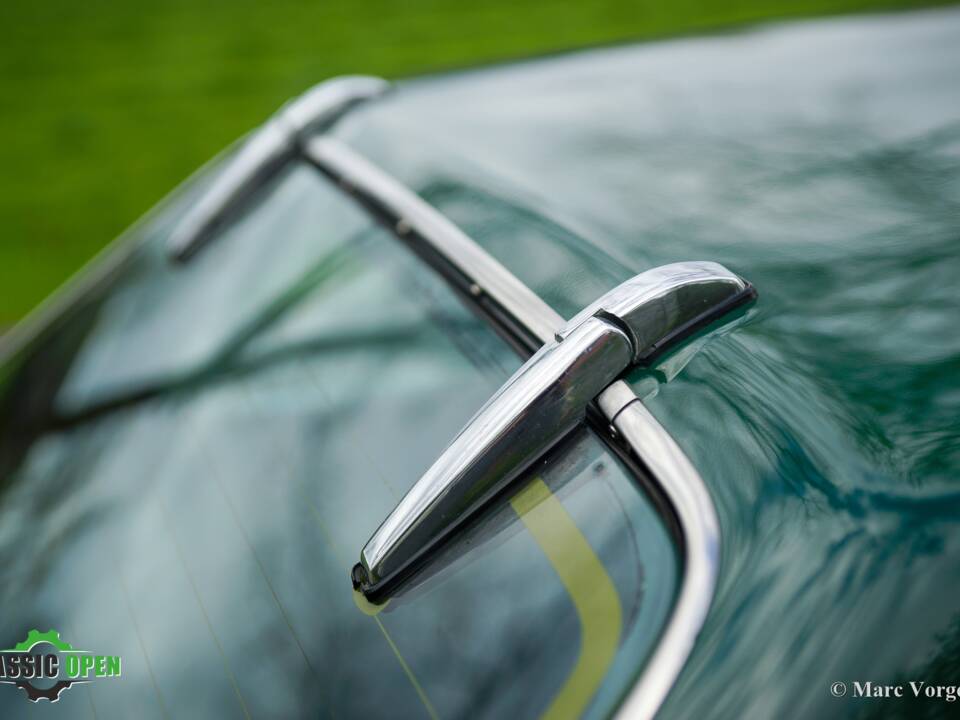 Image 23/34 of Volvo 1800 ES (1972)