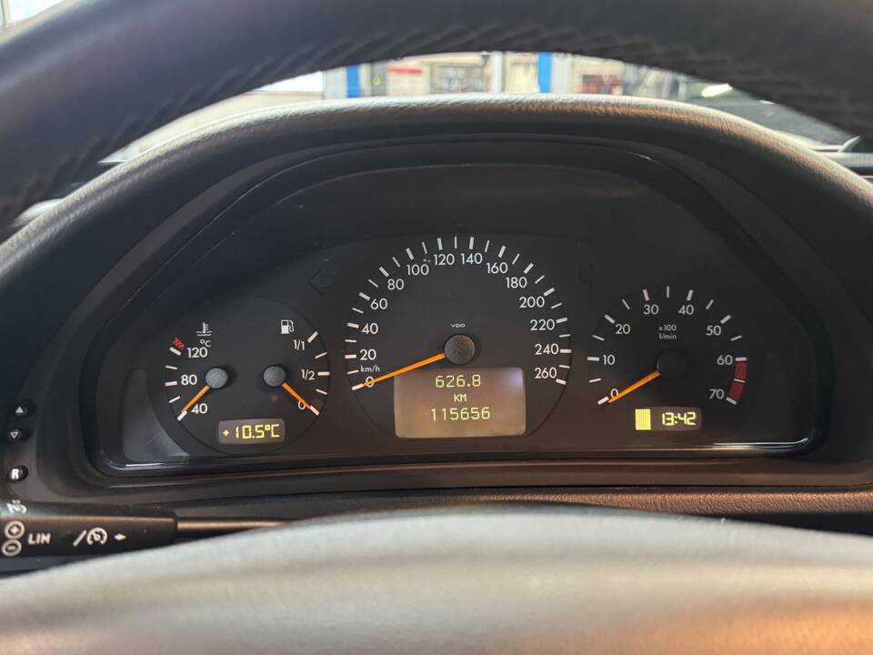 Image 22/50 of Mercedes-Benz CLK 230 Kompressor (2001)