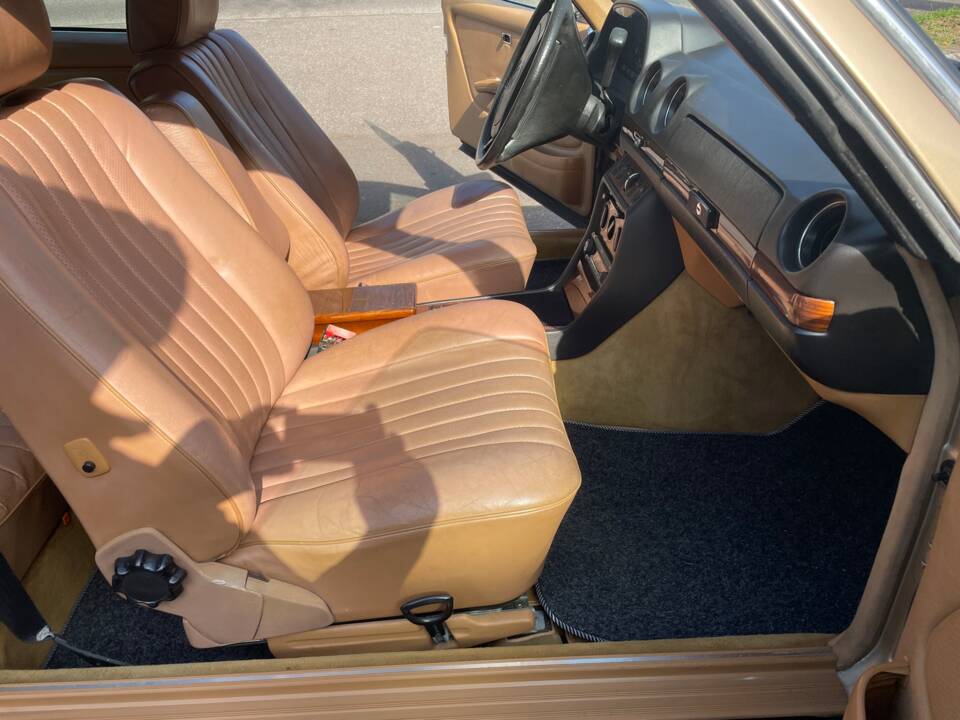 Image 5/20 de Mercedes-Benz 280 CE (1981)
