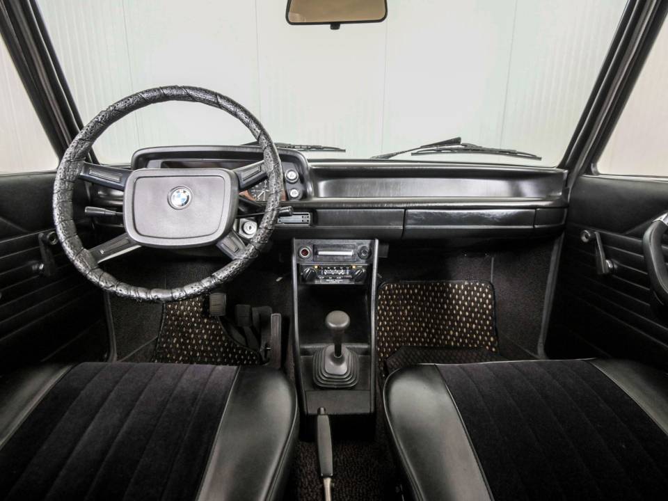 Immagine 5/50 di BMW 1502 (1977)