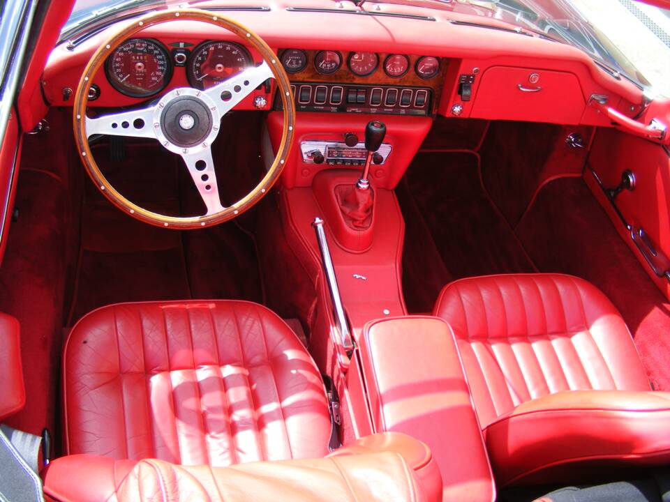 Image 12/30 de Jaguar E-Type (1971)