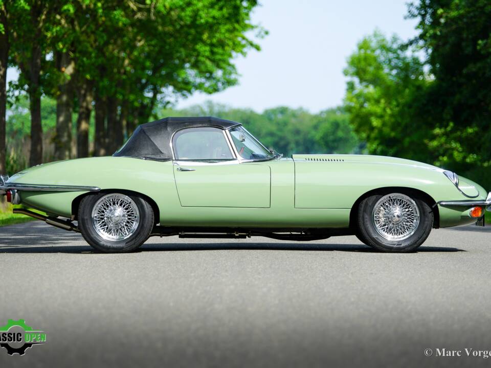 Image 40/60 de Jaguar E-Type (1969)