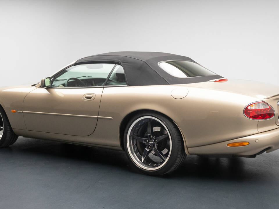 Image 3/9 of Jaguar XKR (2001)