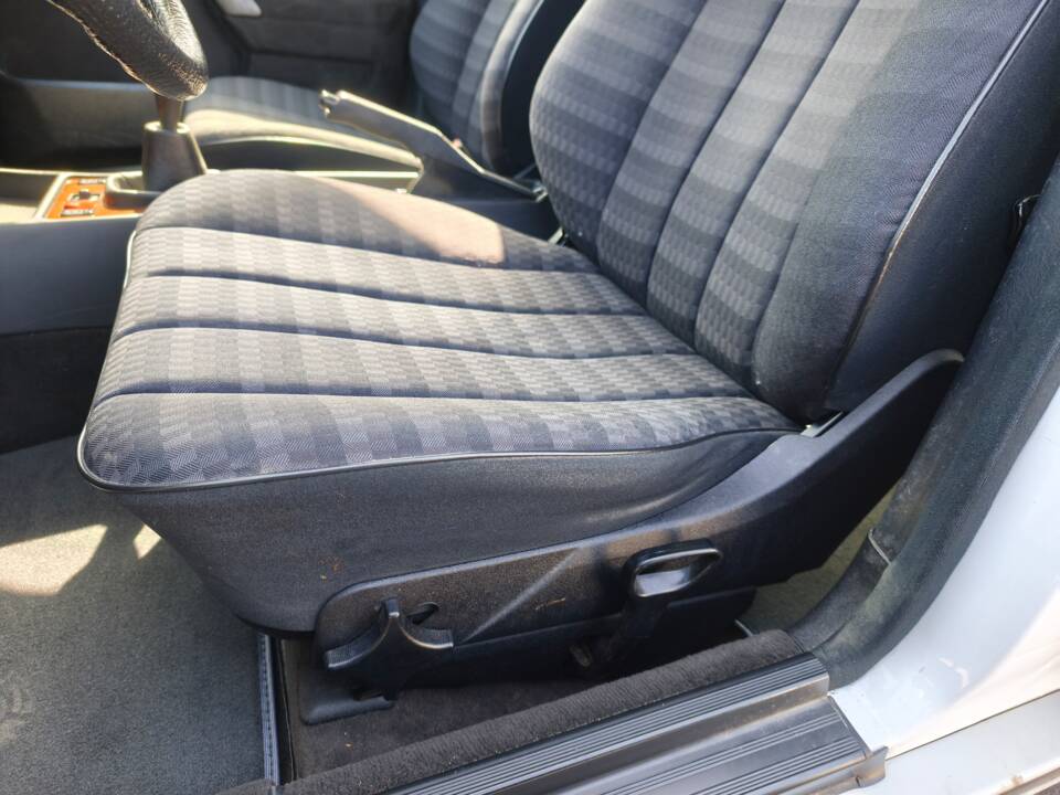 Image 18/22 of Mercedes-Benz 190 E 1.8 (1990)