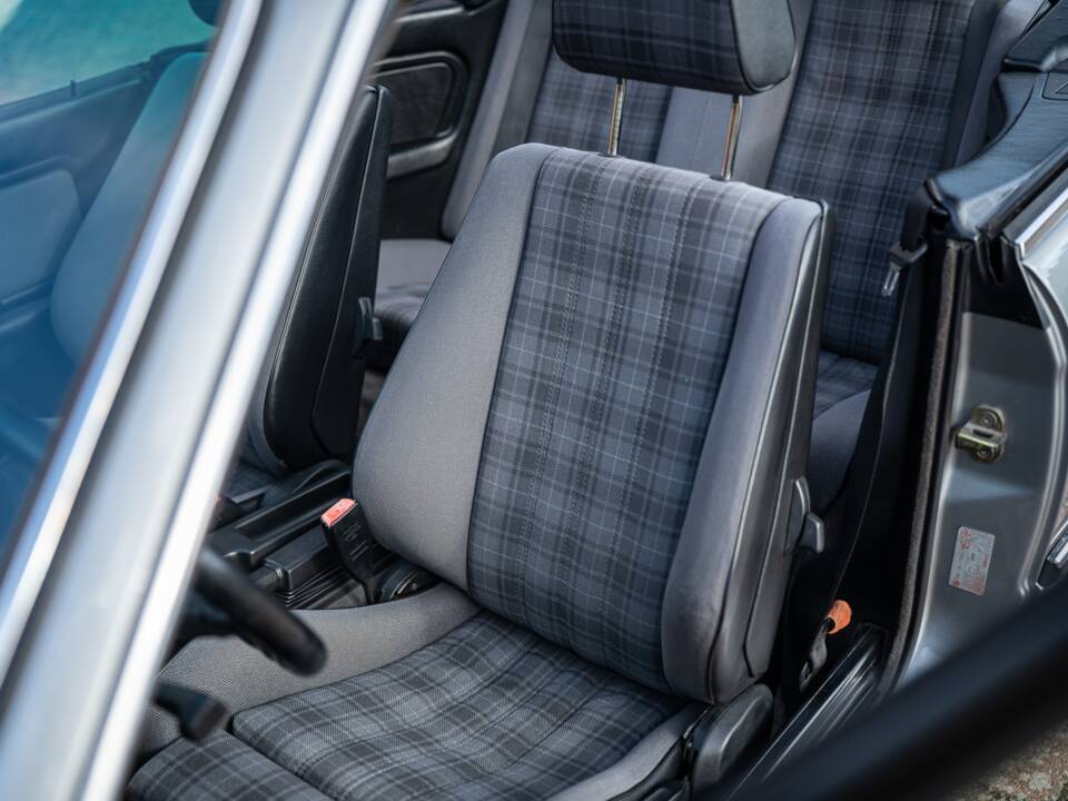 Image 32/71 of BMW 325i (1989)