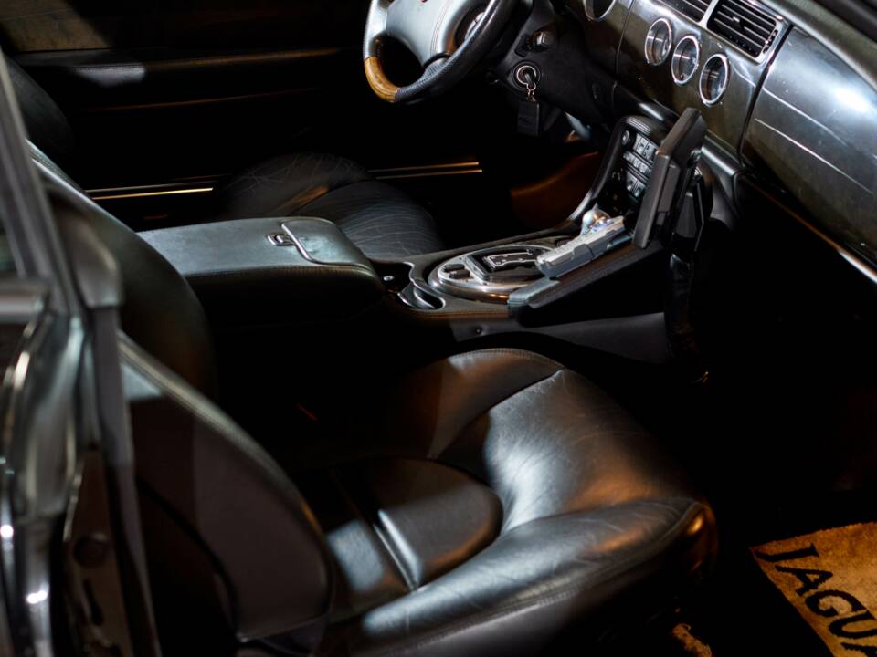Bild 36/55 von Jaguar XKR (2000)
