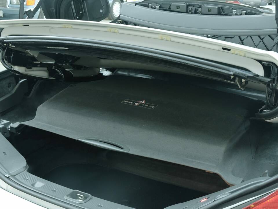 Image 28/50 of Mercedes-Benz SL 55 AMG (2003)