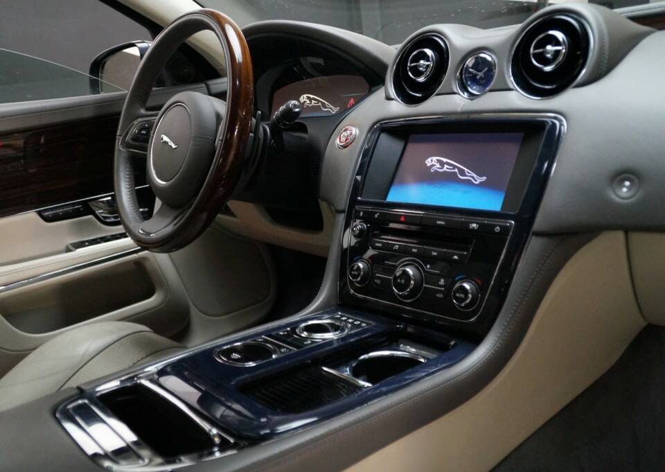 Immagine 15/32 di Jaguar XJ 5.0 (2011)