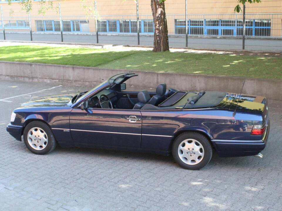 Image 8/21 of Mercedes-Benz E 320 (1995)