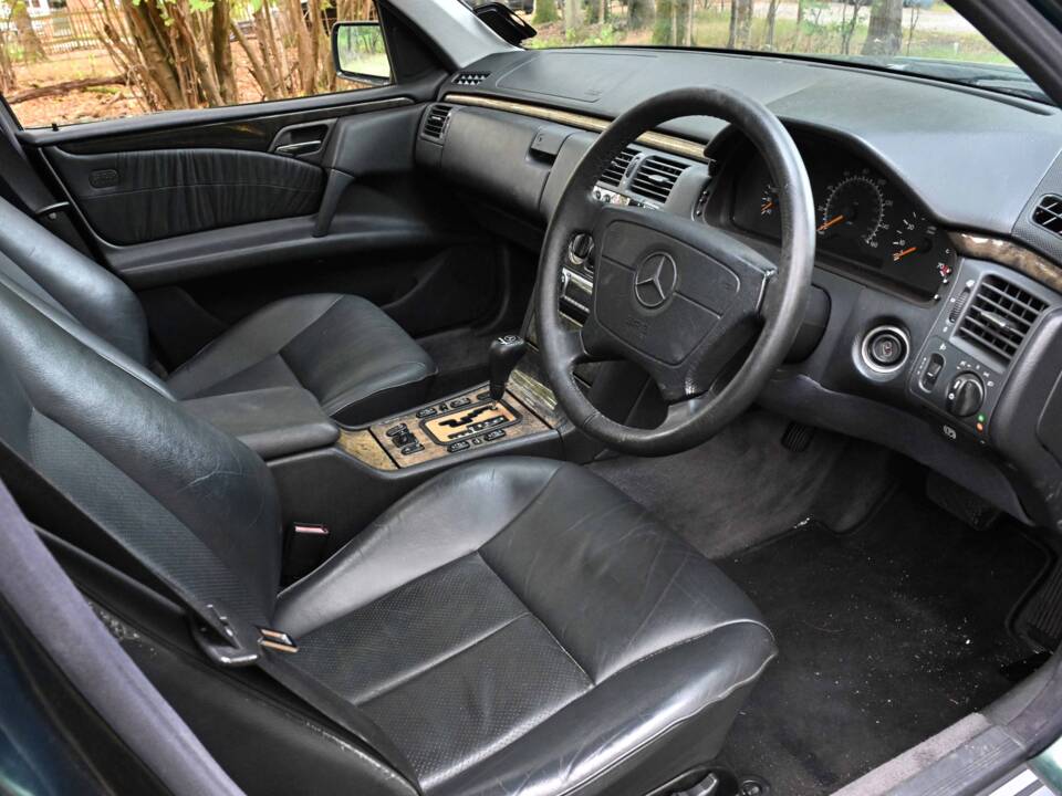 Image 4/50 of Mercedes-Benz E 320 (1998)