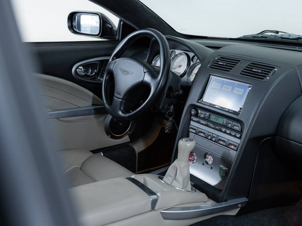 Image 21/31 de Aston Martin V12 Vanquish (2004)