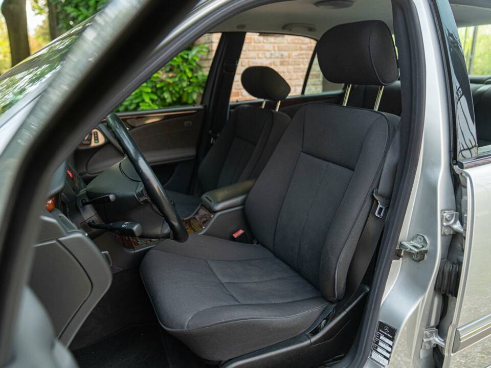 Image 28/50 de Mercedes-Benz E 430 (2000)