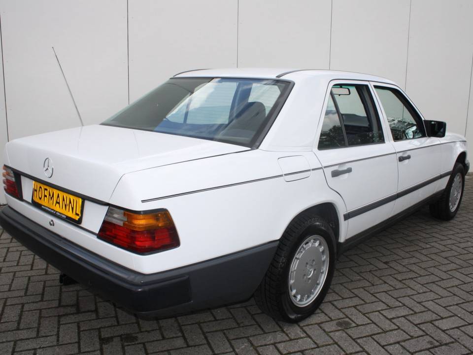 Image 2/9 of Mercedes-Benz 250 D (1986)