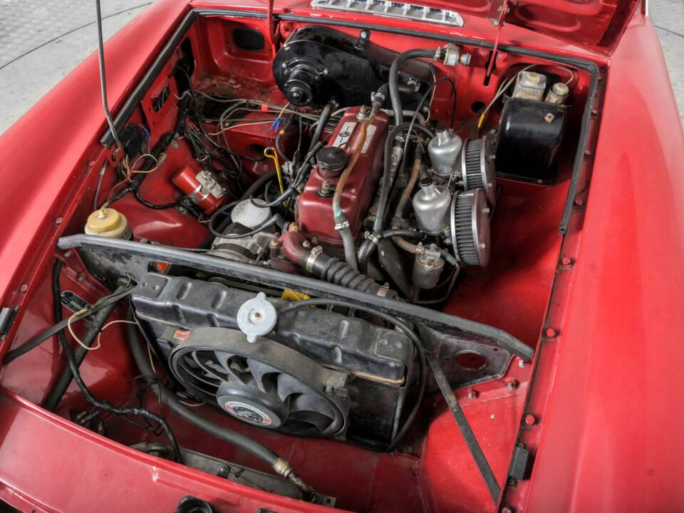 Image 36/50 of MG MGB GT (1967)