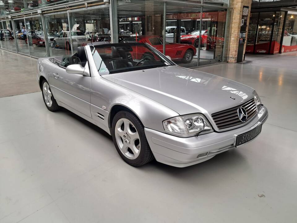Image 2/50 of Mercedes-Benz SL 320 (1998)