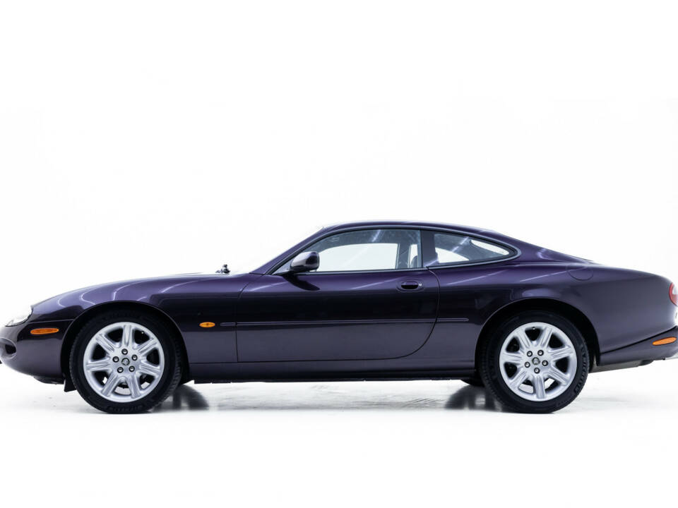 Image 2/26 of Jaguar XK8 4.0 (1999)