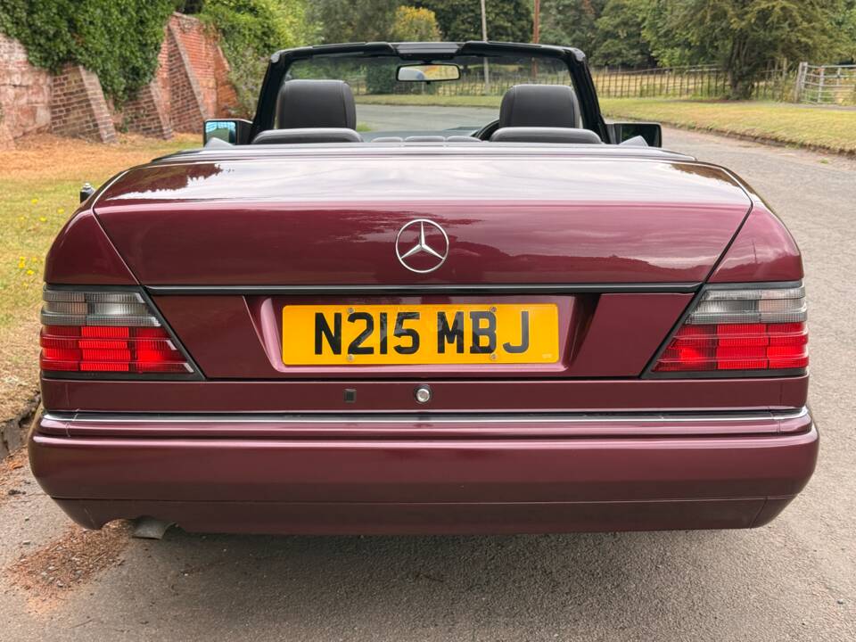 Bild 25/32 von Mercedes-Benz E 220 (1996)