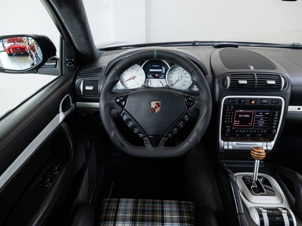 Bild 16/38 von Porsche Cayenne Turbo (2007)